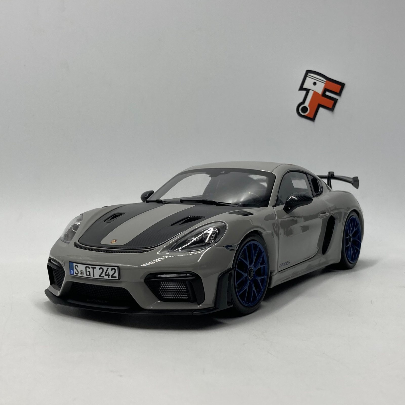 Porsche Cayman GT4 RS Pack Weissach - Gris Arctique – Image 3