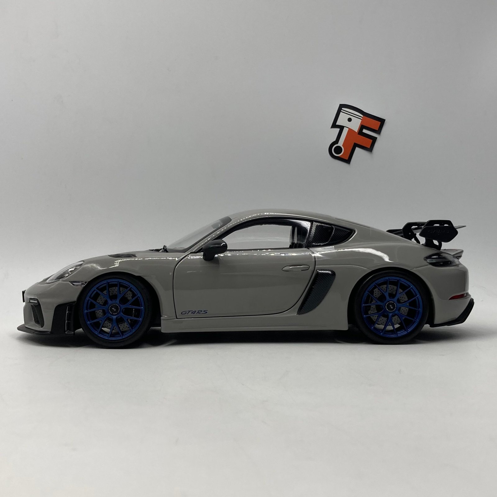 Porsche Cayman GT4 RS Pack Weissach - Gris Arctique – Image 4