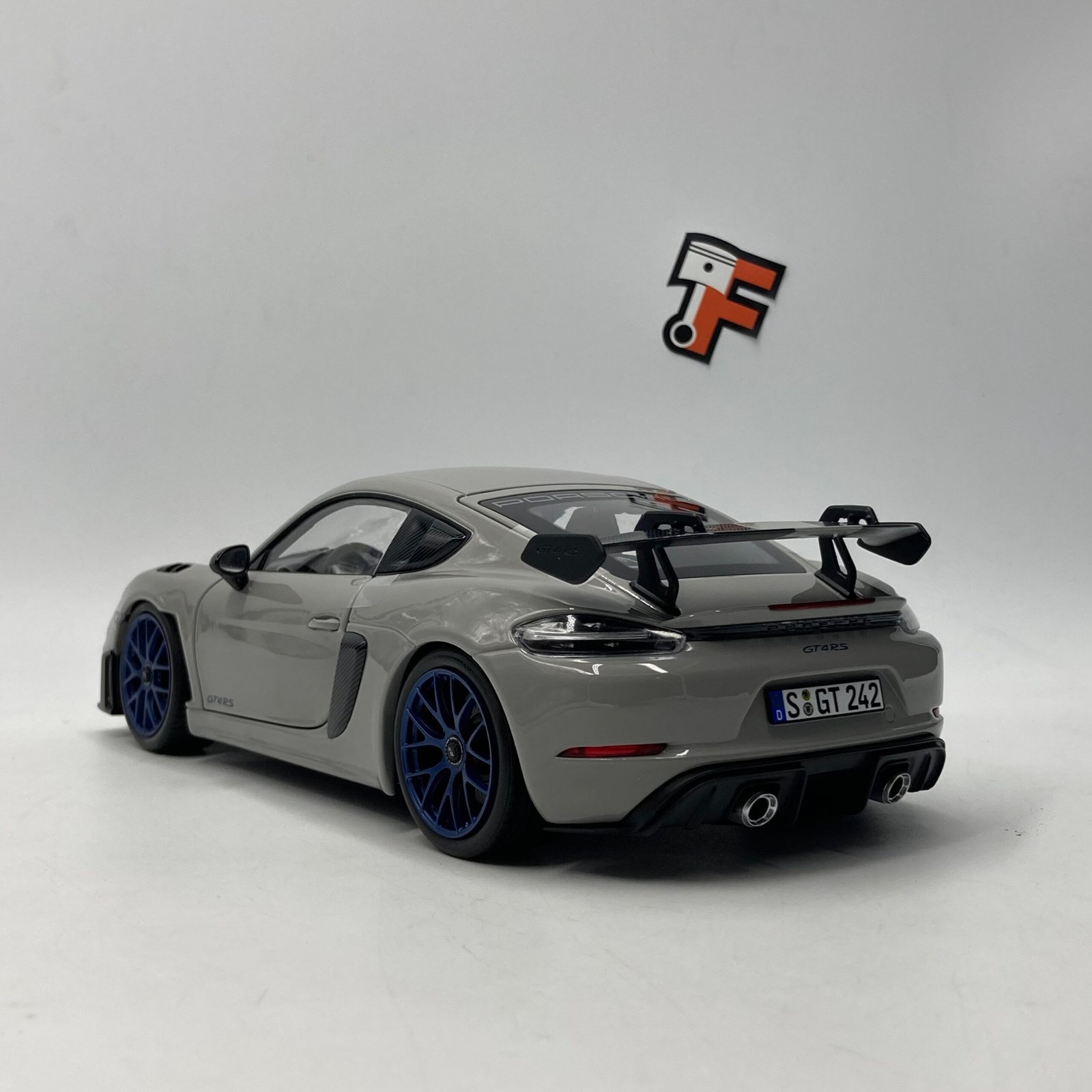 Porsche Cayman GT4 RS Pack Weissach - Gris Arctique – Image 5