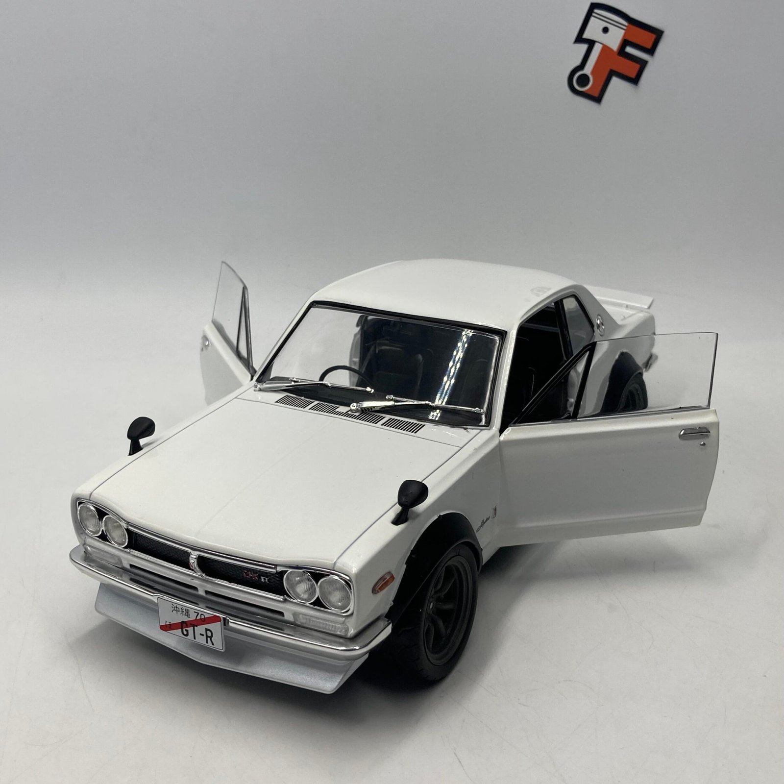 Nissan Skyline (C10)-HAKOSUKA White – Image 12